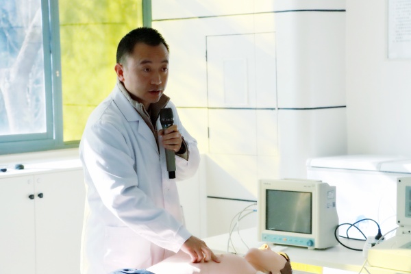 两载仁心守护,致敬无影灯下的生命守护者——记我院麻醉科主任赵建伟入职2周年