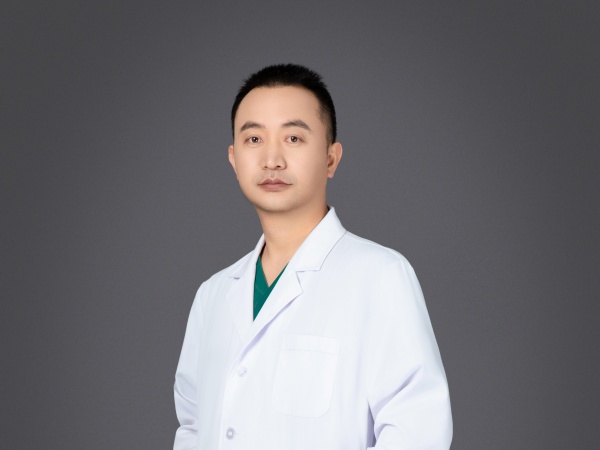 两载仁心守护,致敬无影灯下的生命守护者——记我院麻醉科主任赵建伟入职2周年