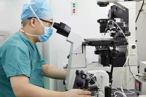 实验室里的“生命摆渡人”:苏克同用十五年温情,守护三万例胚胎绽放新生!